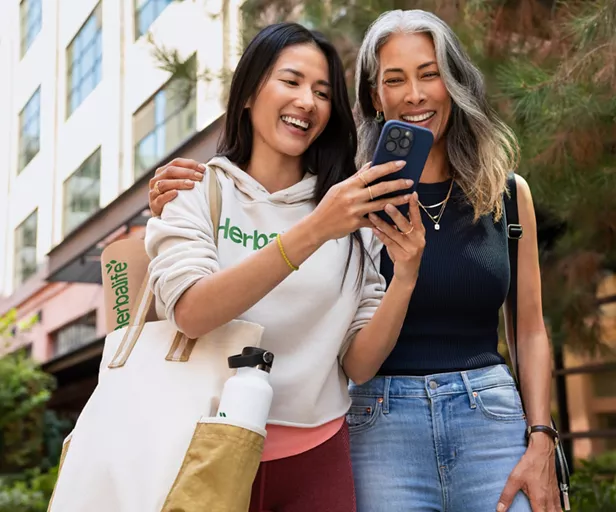 Dos distribuidoras hablando por telefono