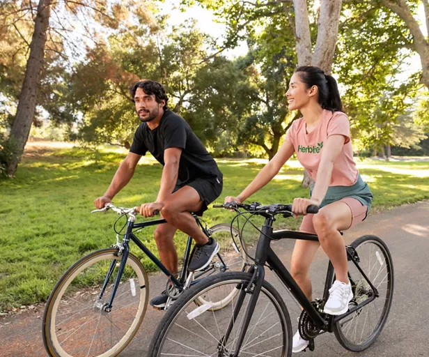 Mujer y hobre en bicicleta