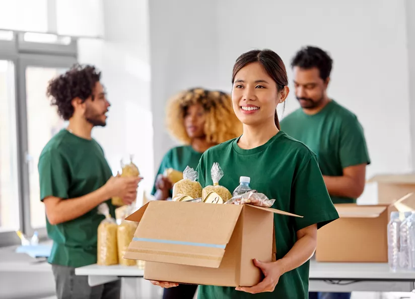 Voluntario llevando caja con productos